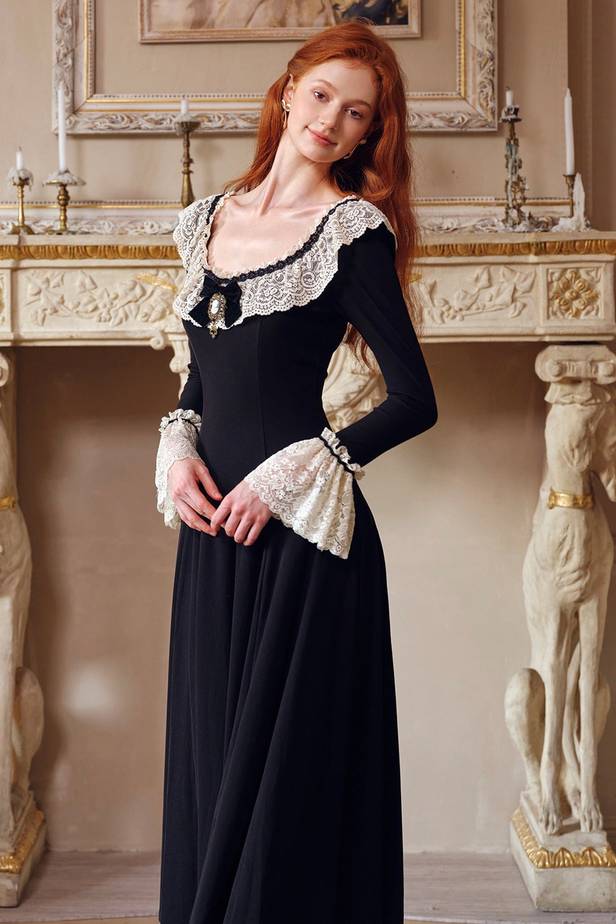 Schwarzes langärmeliges Strickkleid