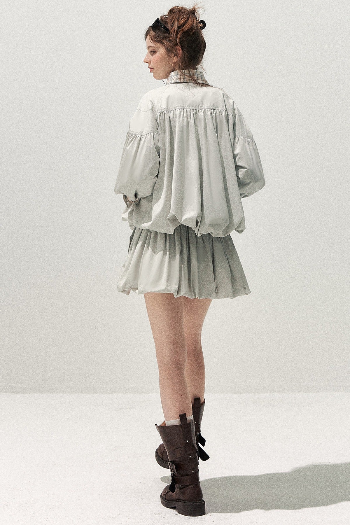 Set trench e gonna scozzese grigio-blu con bottoni decorativi
