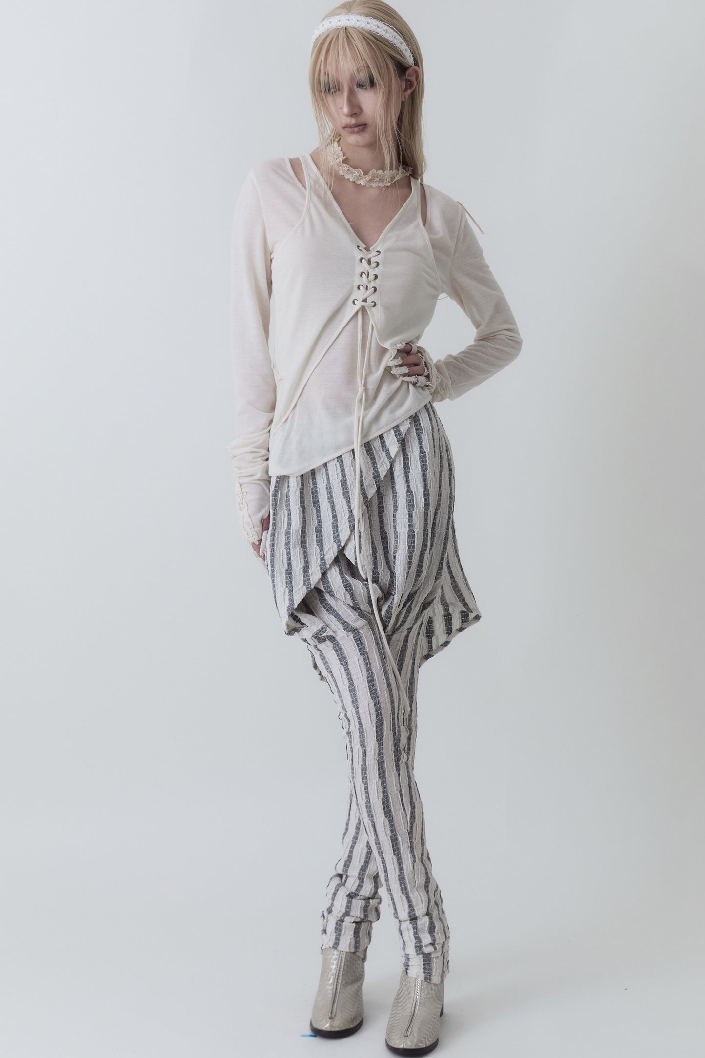 Blusa ricamata con orlo irregolare