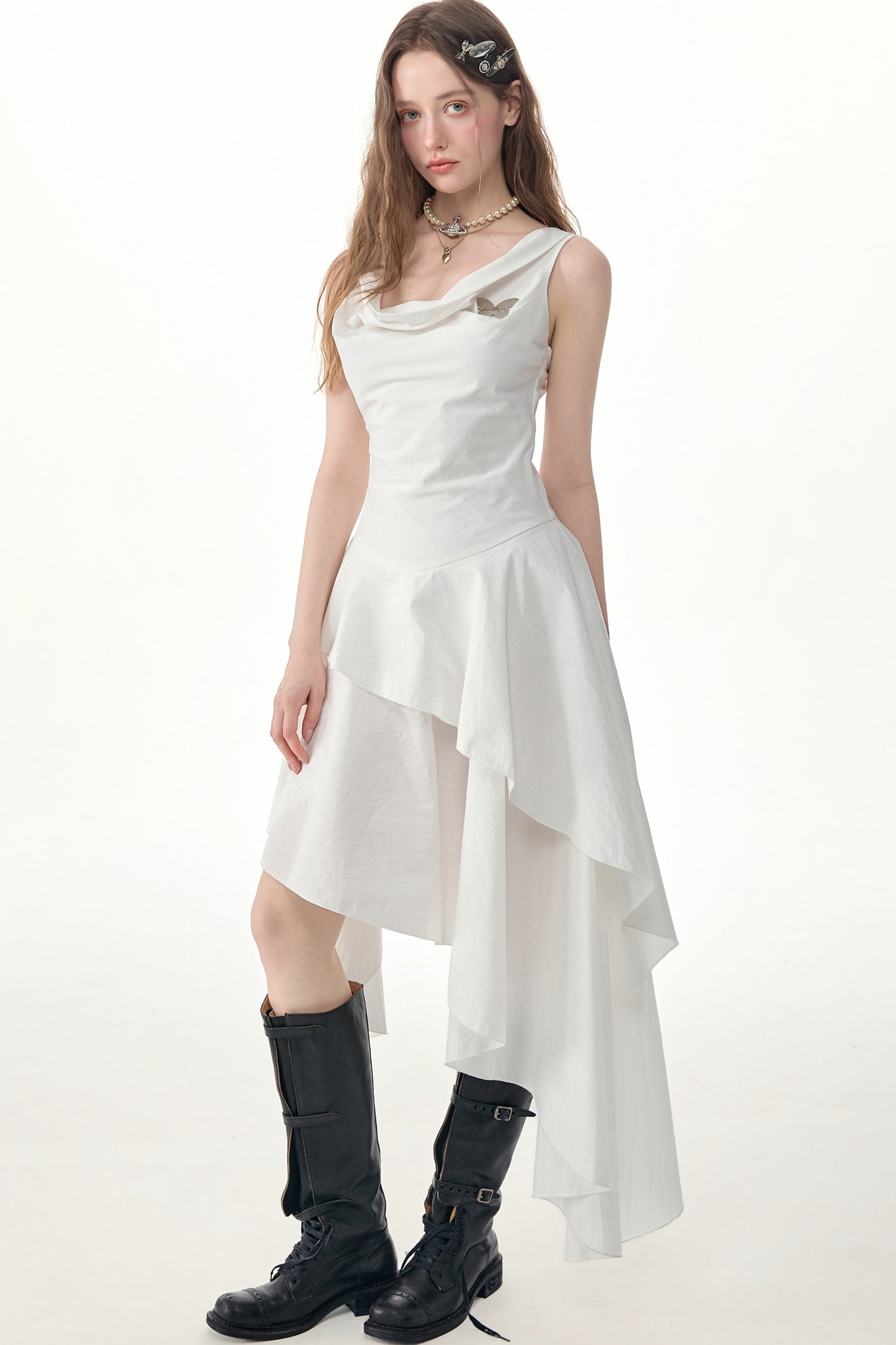Weißes ärmelloses Kleid mit unregelmäßigem Saum
