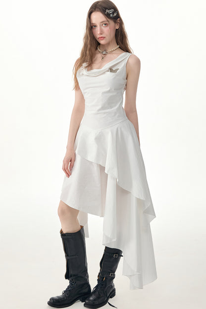 Weißes ärmelloses Kleid mit unregelmäßigem Saum
