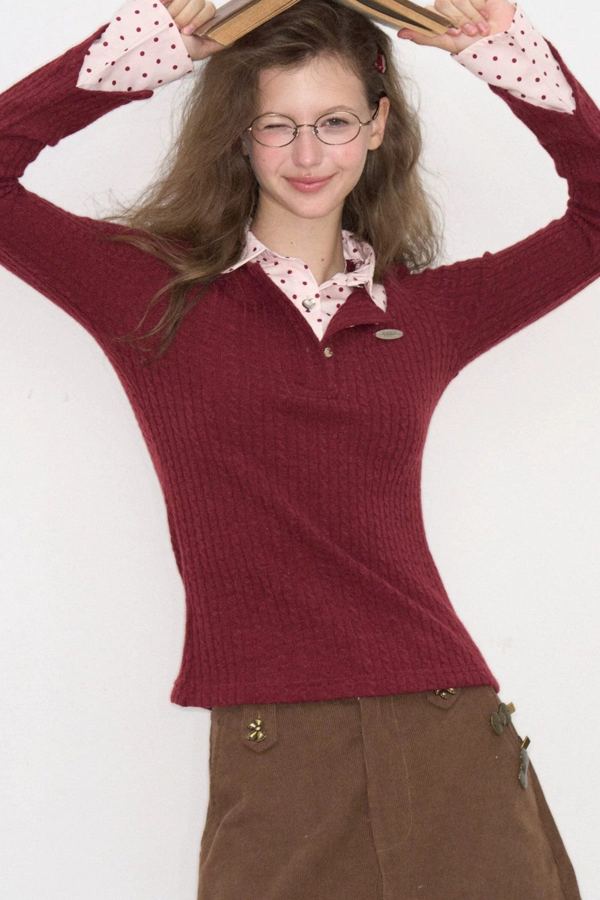 Pull en maille rouge vin à pois multicolores, effet superposé
