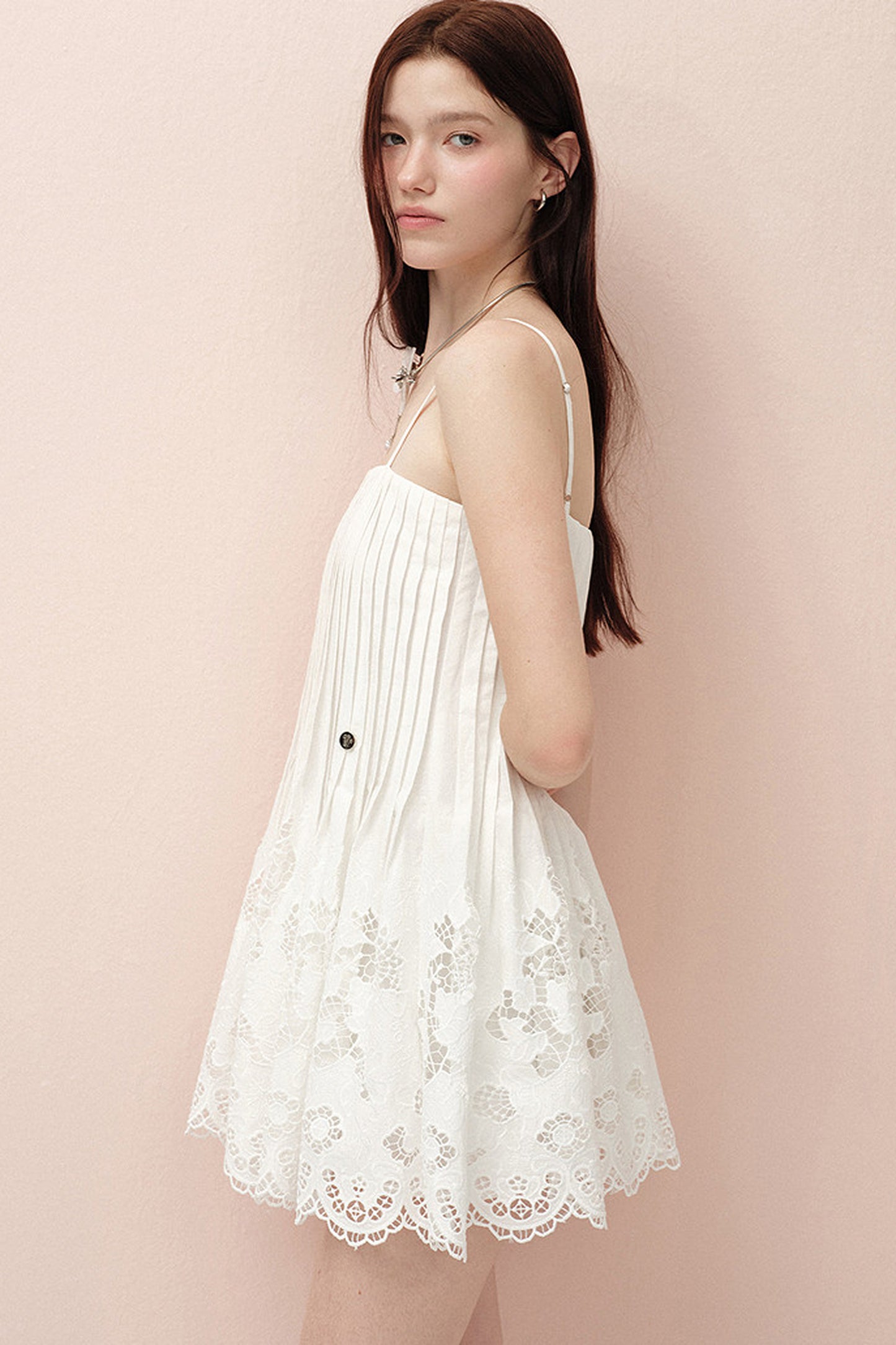 Weißes plissiertes Spitzenkleid