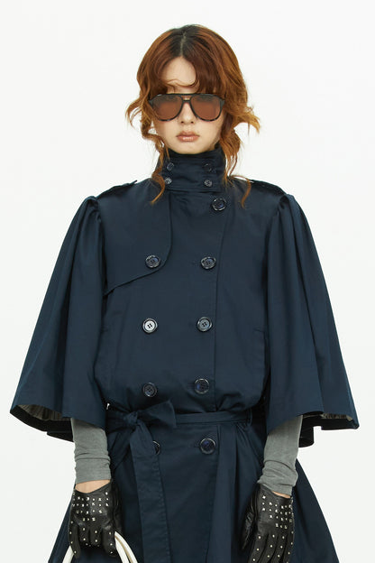 Marineblauer Trenchcoat mit Cape-Ärmeln und zweireihiger Knopfleiste