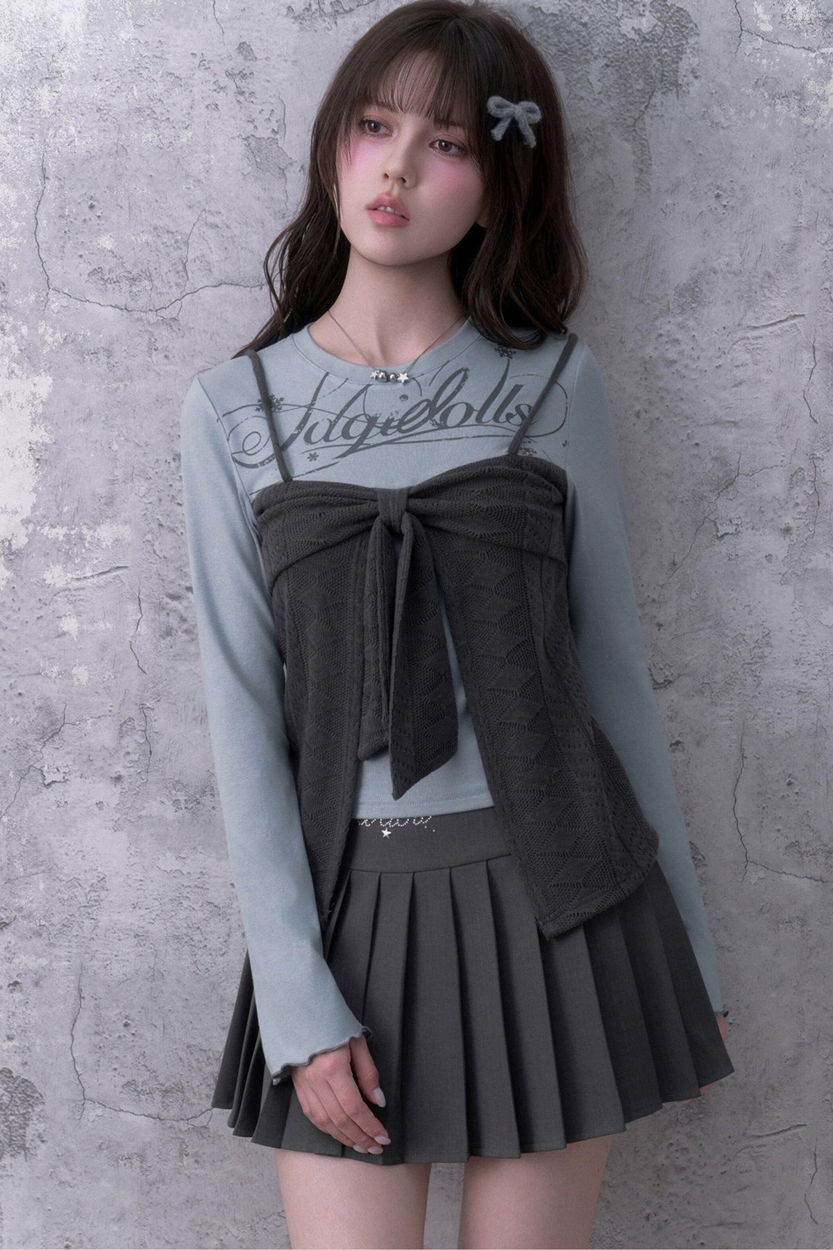 Blusa a maniche lunghe blu-grigia con fiocco e effetto a strati