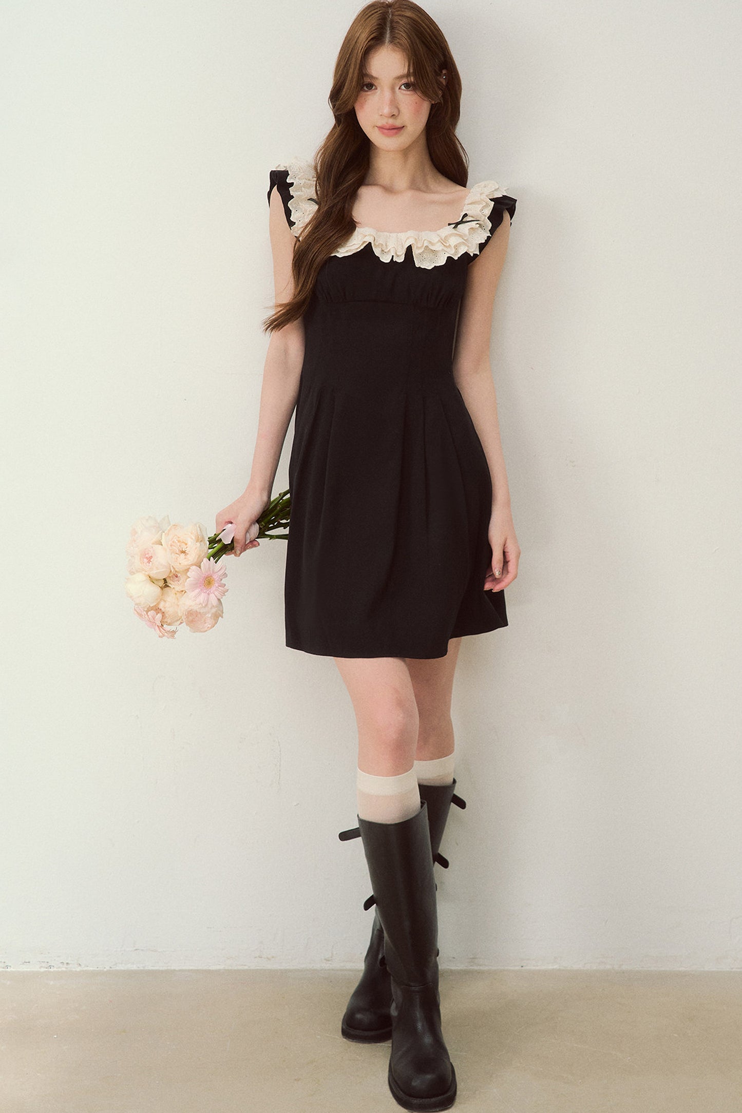 Robe noire à épaules dénudées avec bordure en dentelle au style tendance