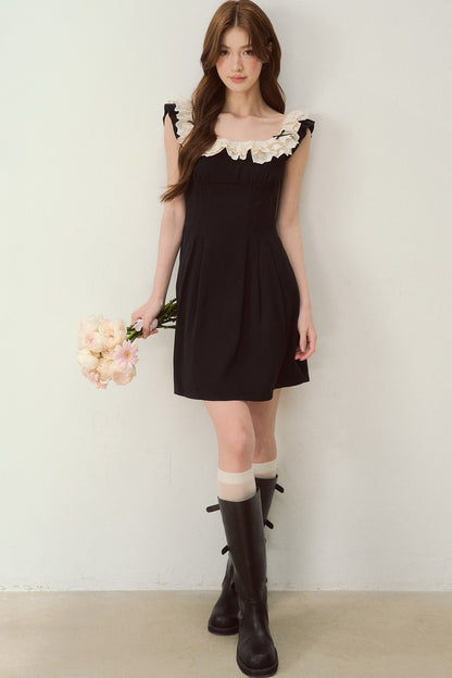 Robe noire à épaules dénudées avec bordure en dentelle au style tendance