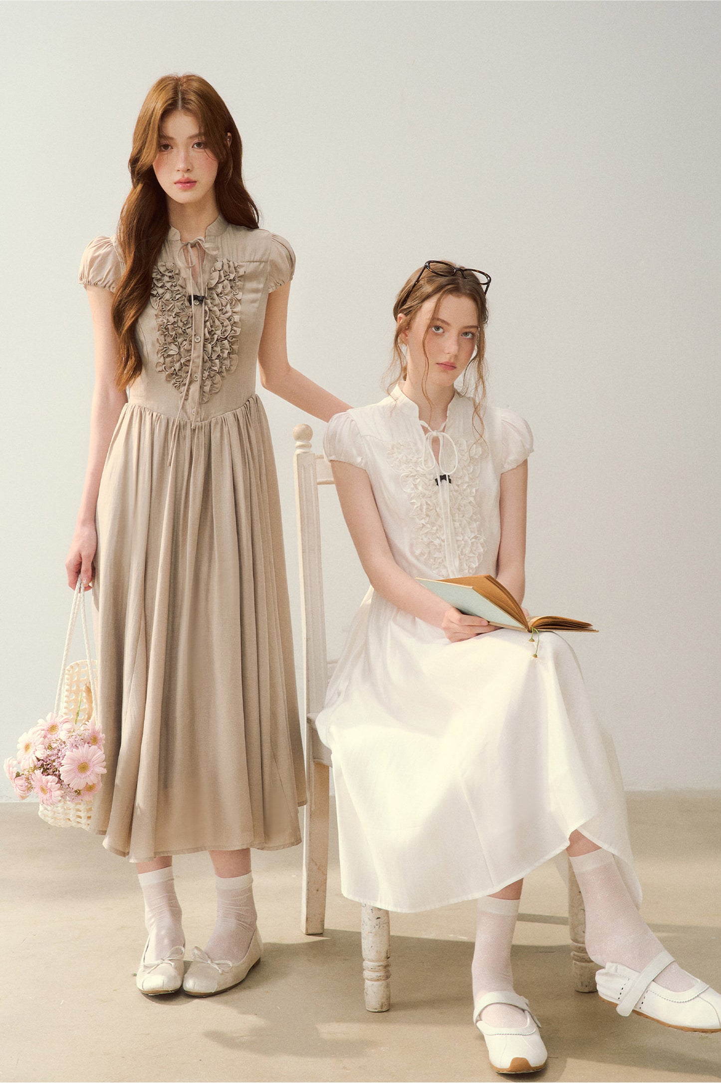 Robe à col en V à motif floral en acétate