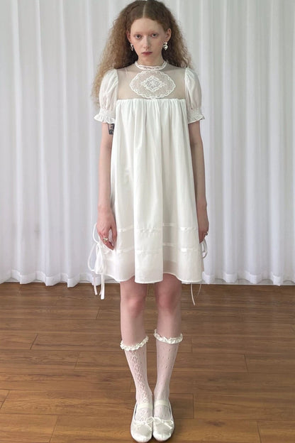 Weißes Spitzen-Netzstoffkleid im Puppenstil