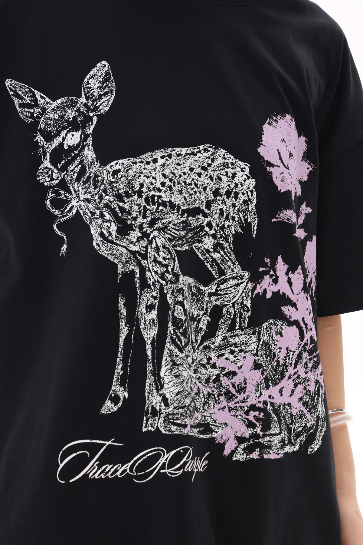 Lockeres T-Shirt mit lila Hirsch- und Blumenmuster