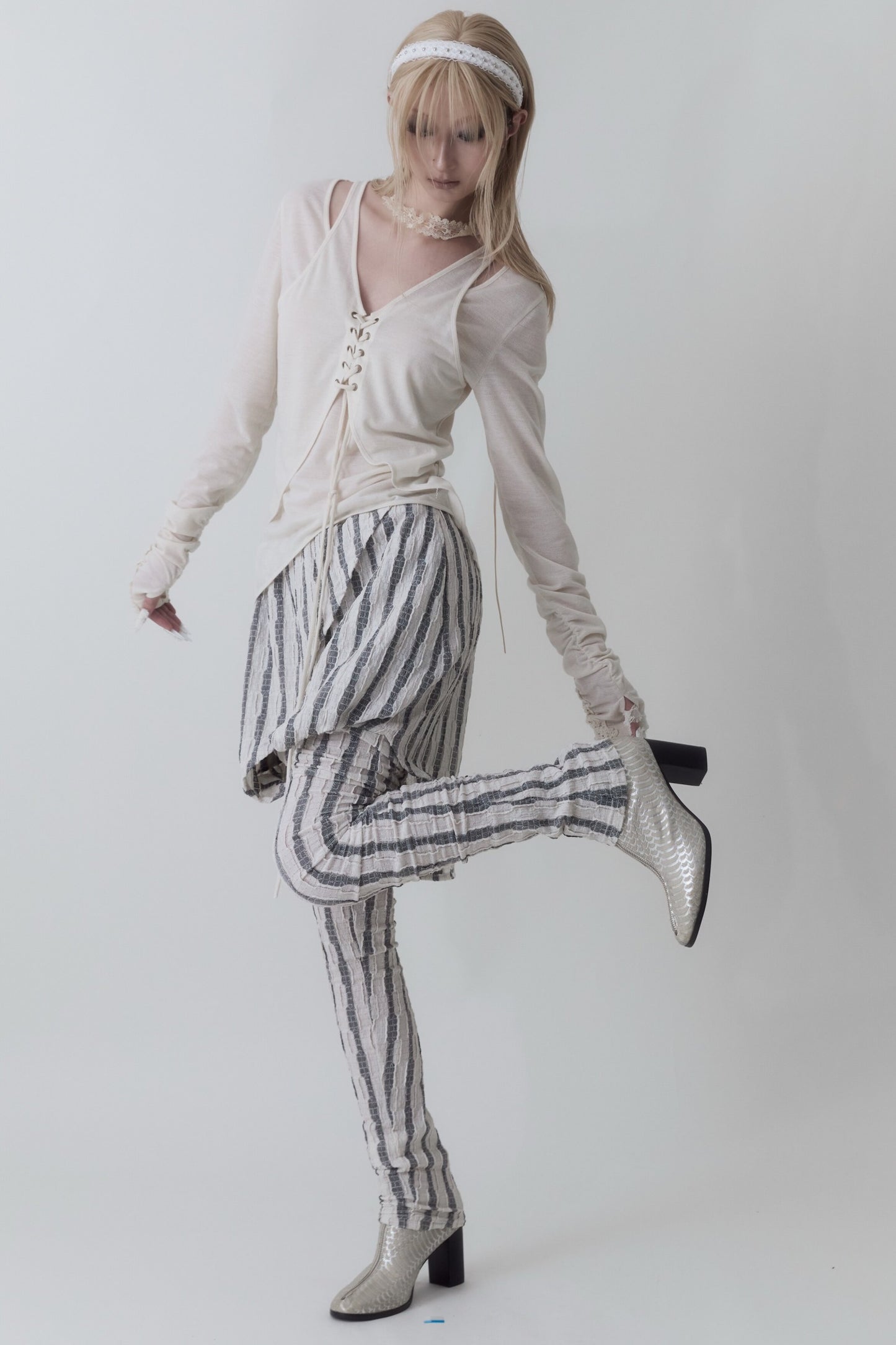 Blusa ricamata con orlo irregolare