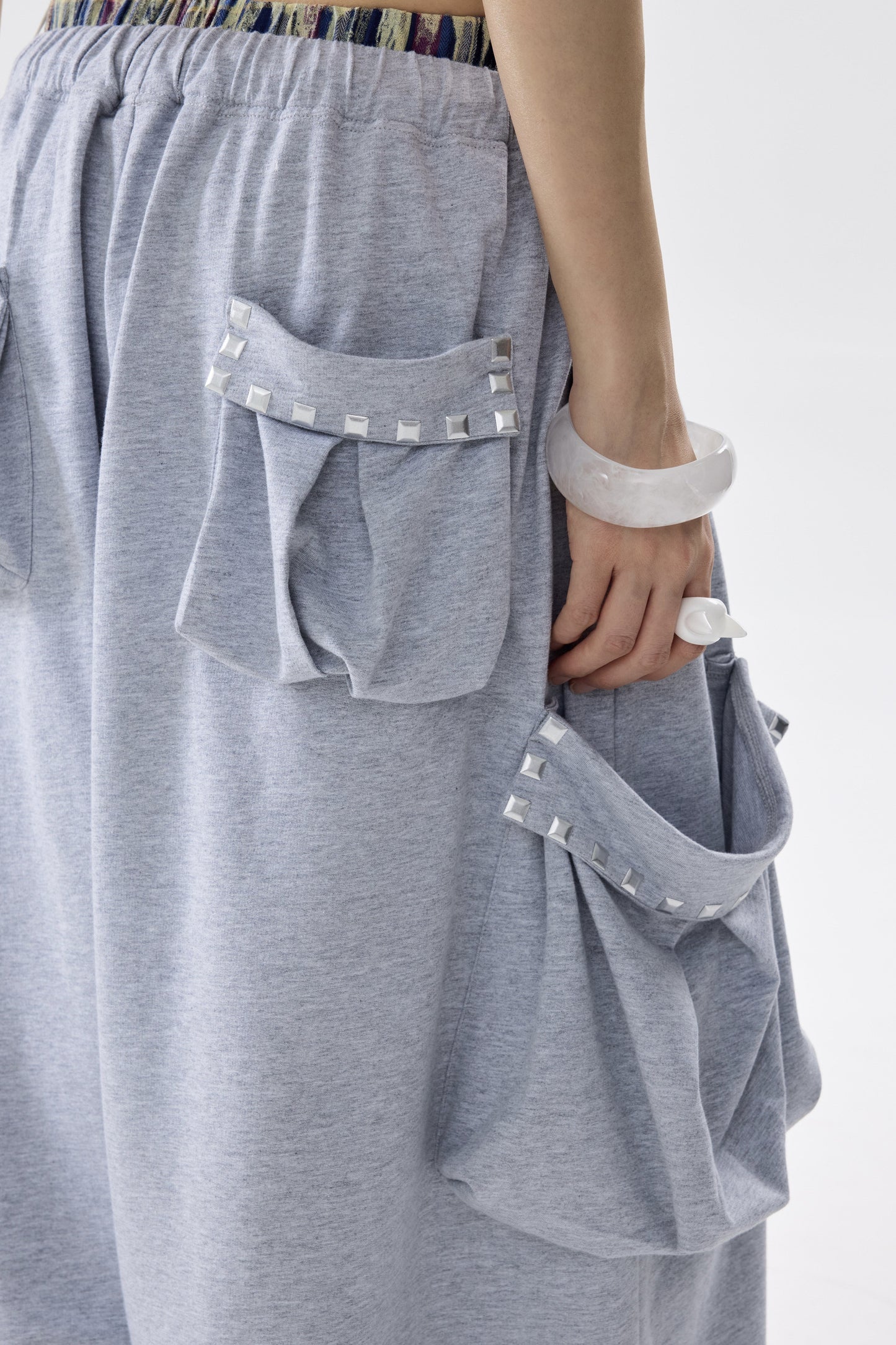 Pantalon de survêtement à carreaux avec empiècements et strass