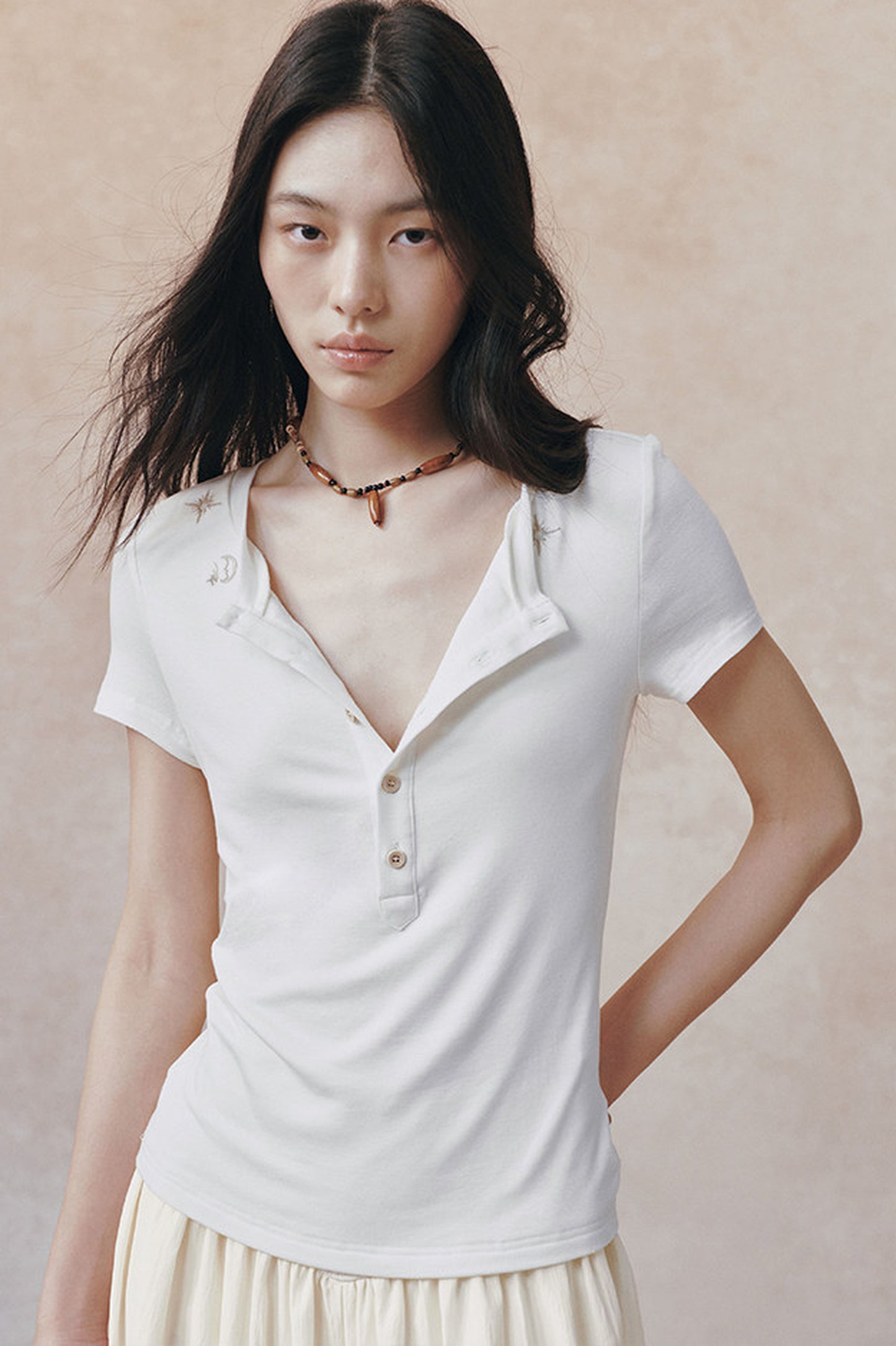 T-shirt in lyocell con mezza abbottonatura e uccello ricamato