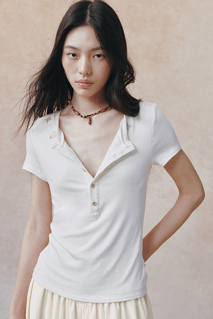 T-shirt in lyocell con mezza abbottonatura e uccello ricamato