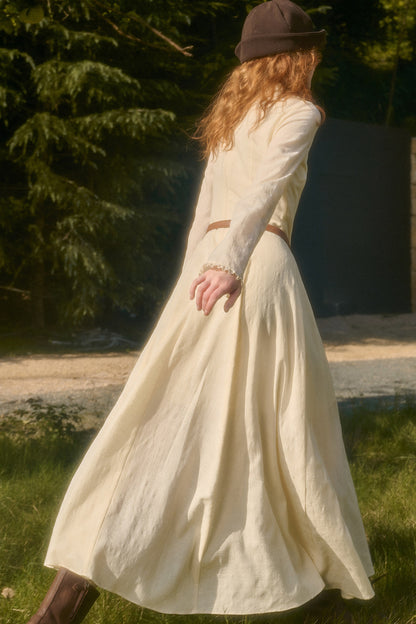 Langes Kleid mit Taillenbetonung, Schleife und Stickerei