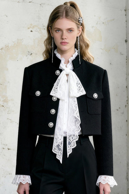 Set aus langärmliger Jacke mit Diamantverzierungen und Spitze sowie Shorts