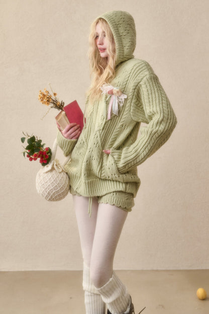 Set aus weicher Lammwoll-Strickjacke mit Zopfmuster und Kapuze sowie Shorts