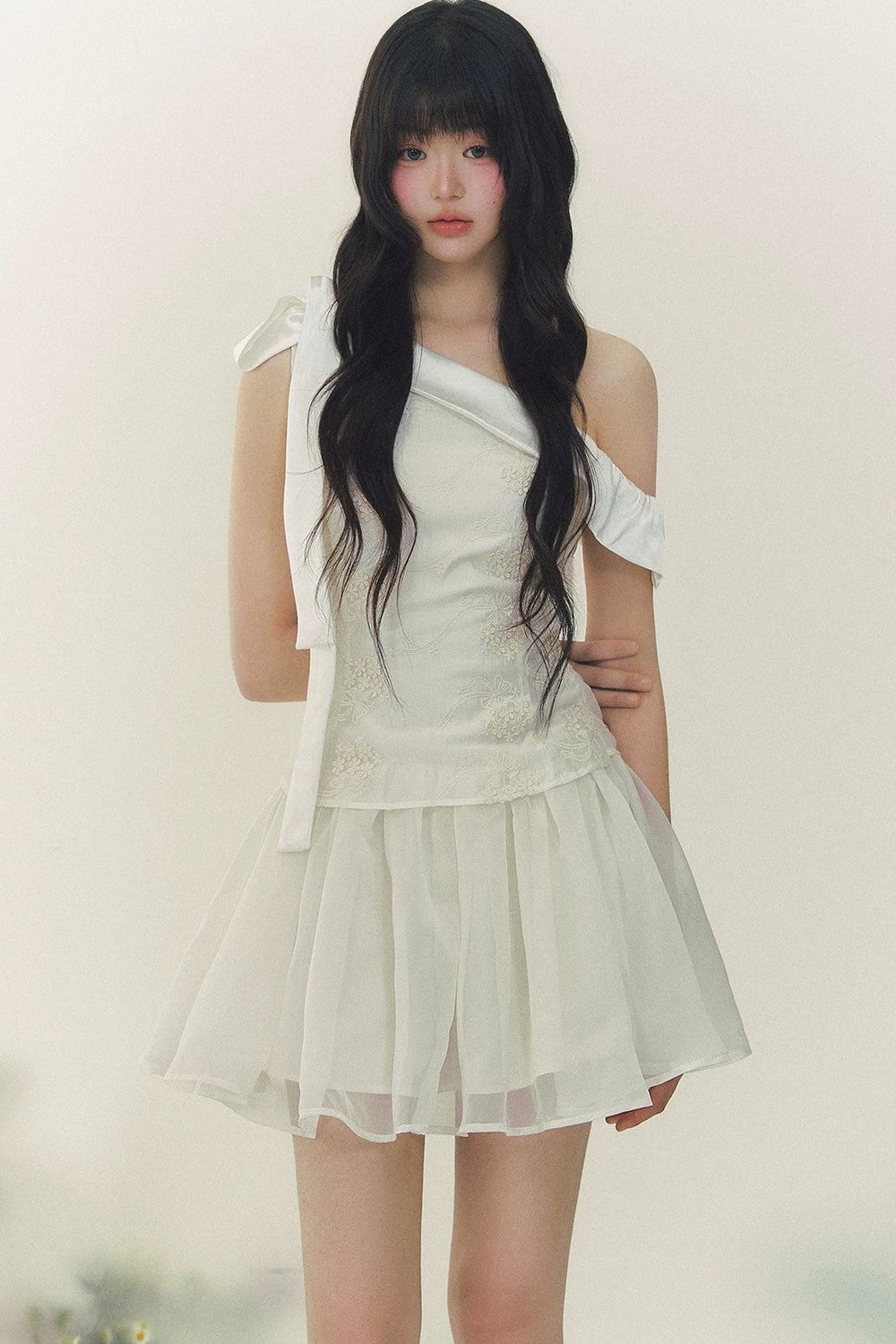 Robe midi princesse en satin brodé
