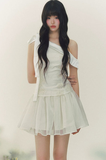 Robe midi princesse en satin brodé