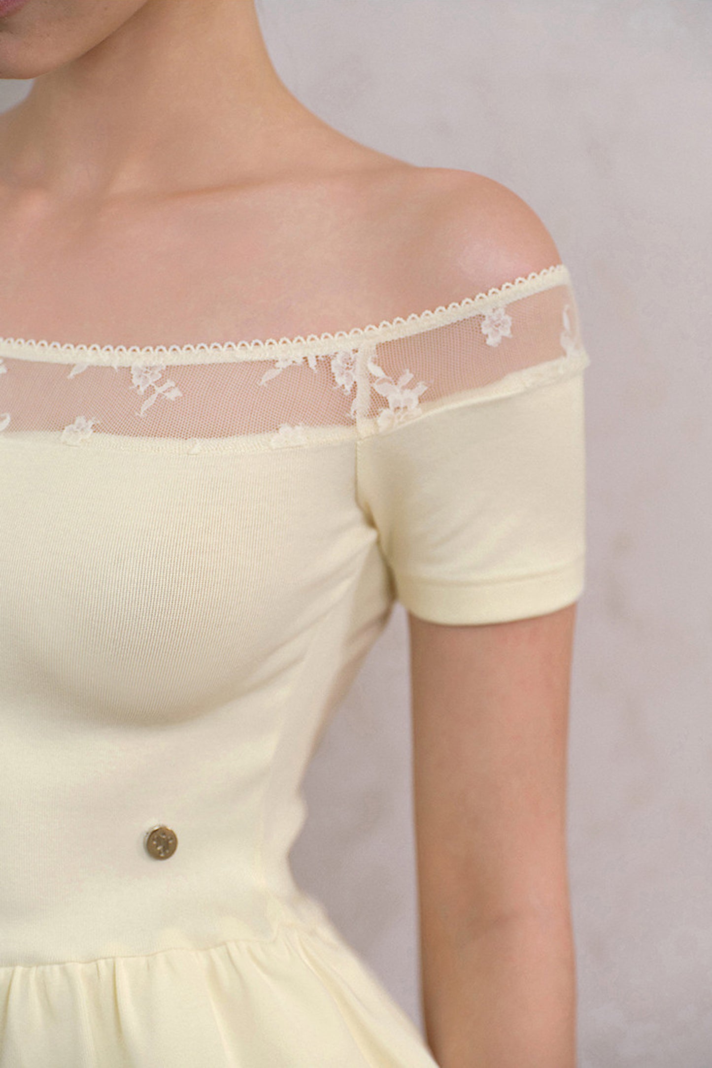 Top giallo crema con spalle scoperte e maniche corte