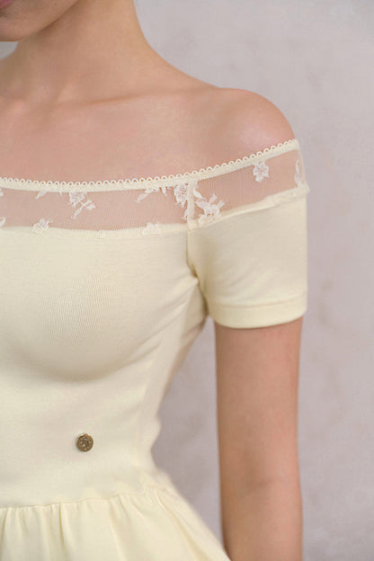 Top giallo crema con spalle scoperte e maniche corte