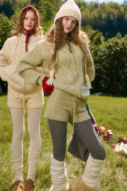Set aus weicher Lammwoll-Strickjacke mit Zopfmuster und Kapuze sowie Shorts