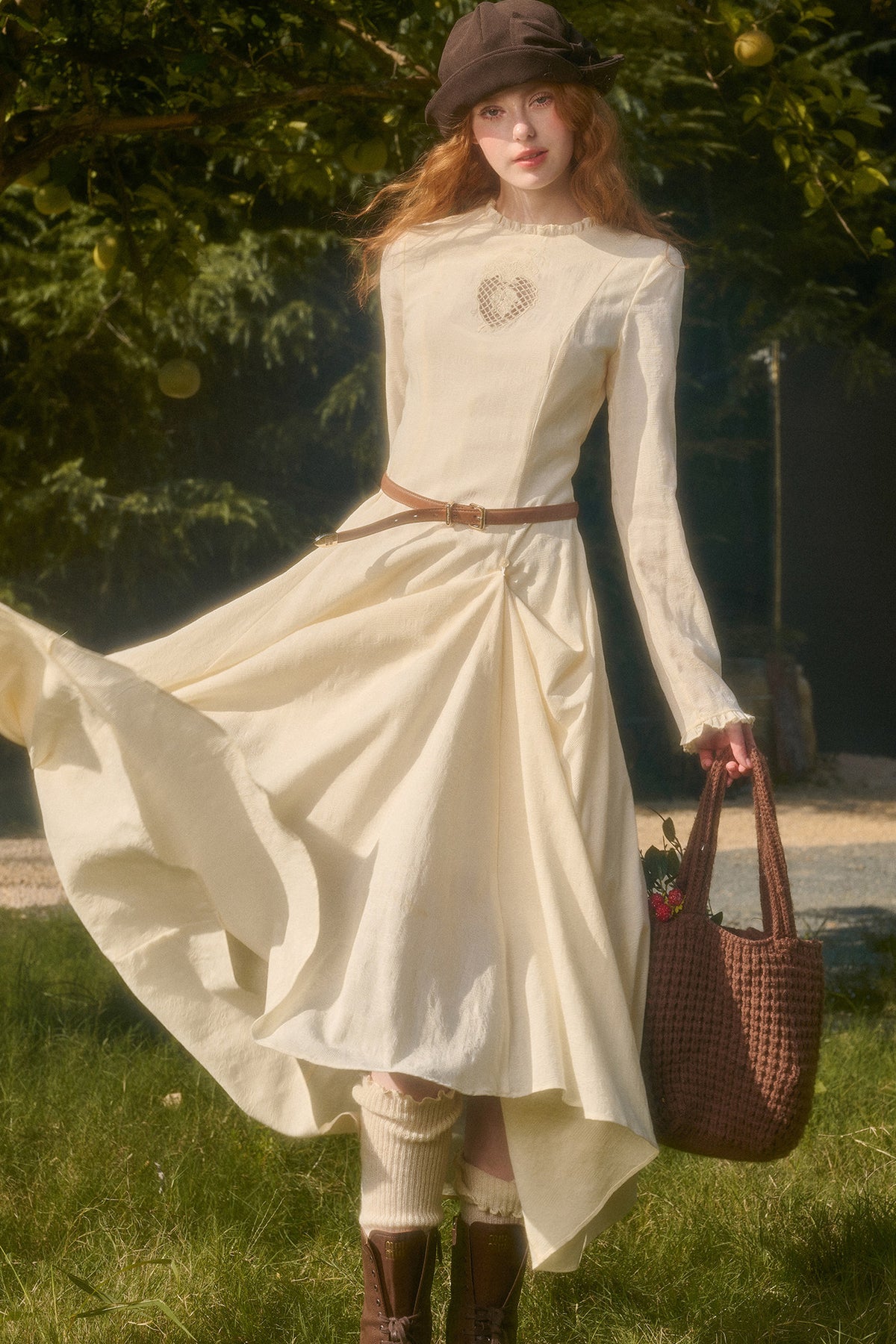 Langes Kleid mit Taillenbetonung, Schleife und Stickerei