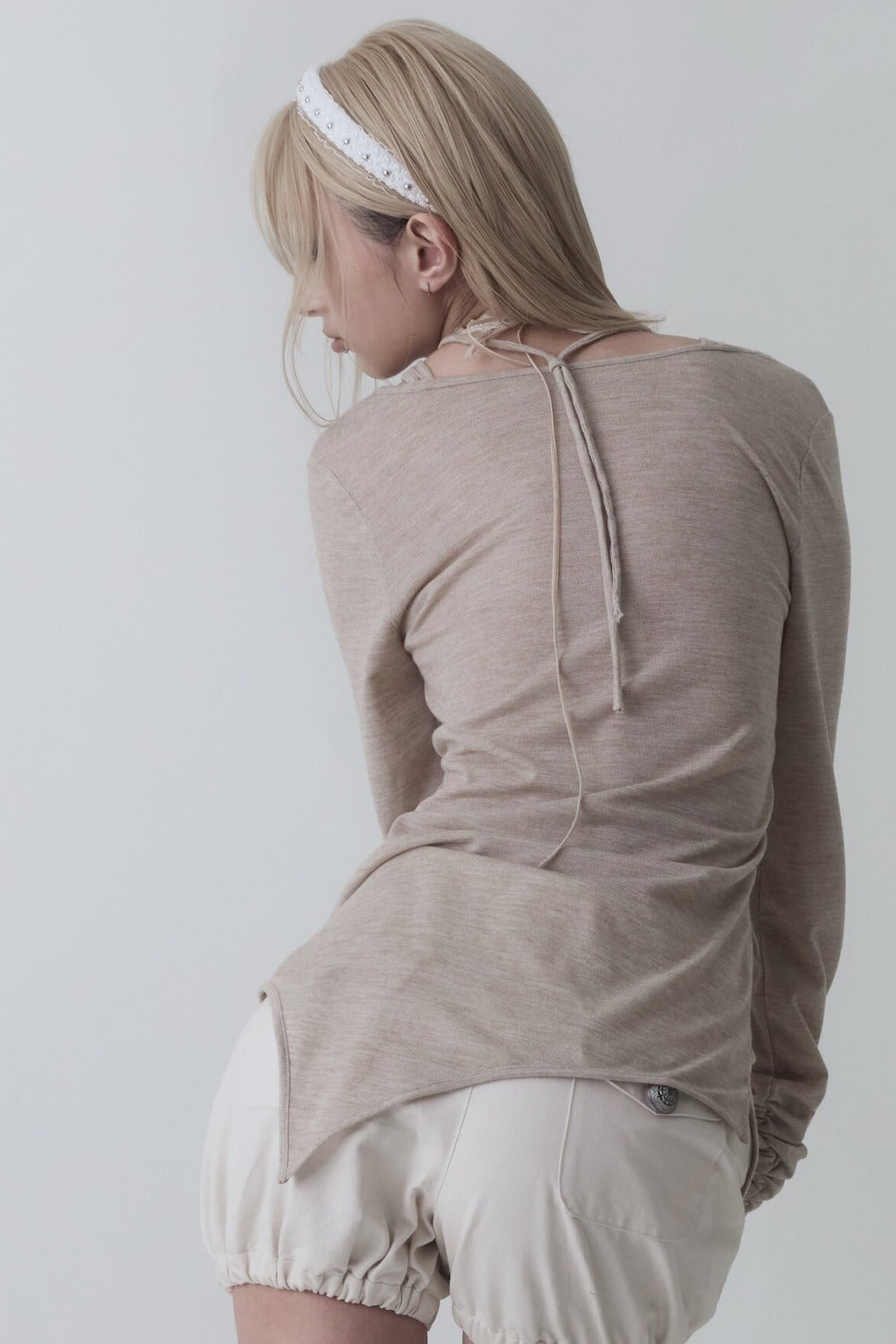 Blusa ricamata con orlo irregolare