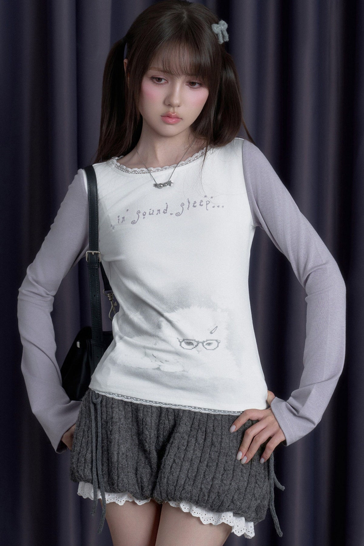 T-shirt a maniche lunghe con stampa di gattino assonnato