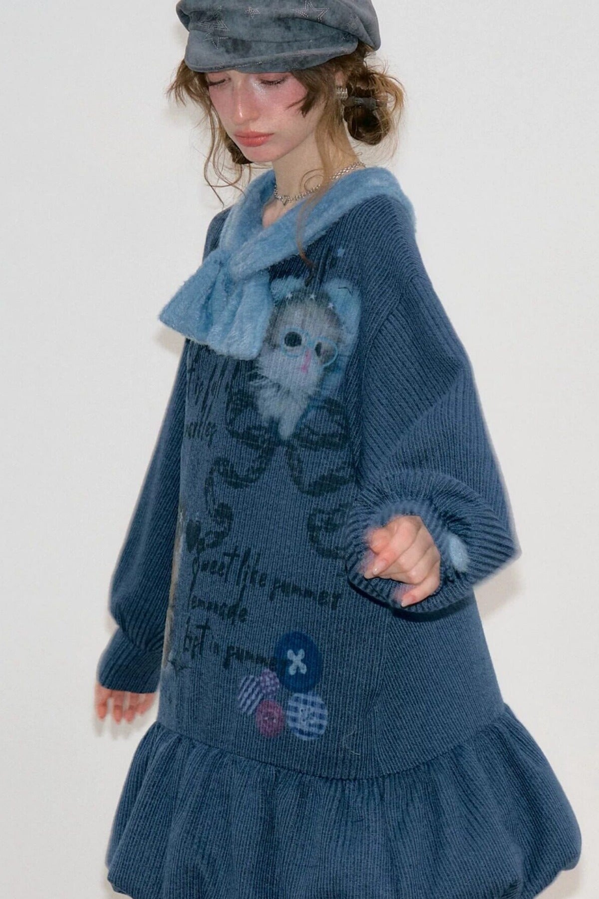 Abito in maglia blu navy con collo a fiocco e stampa gatti