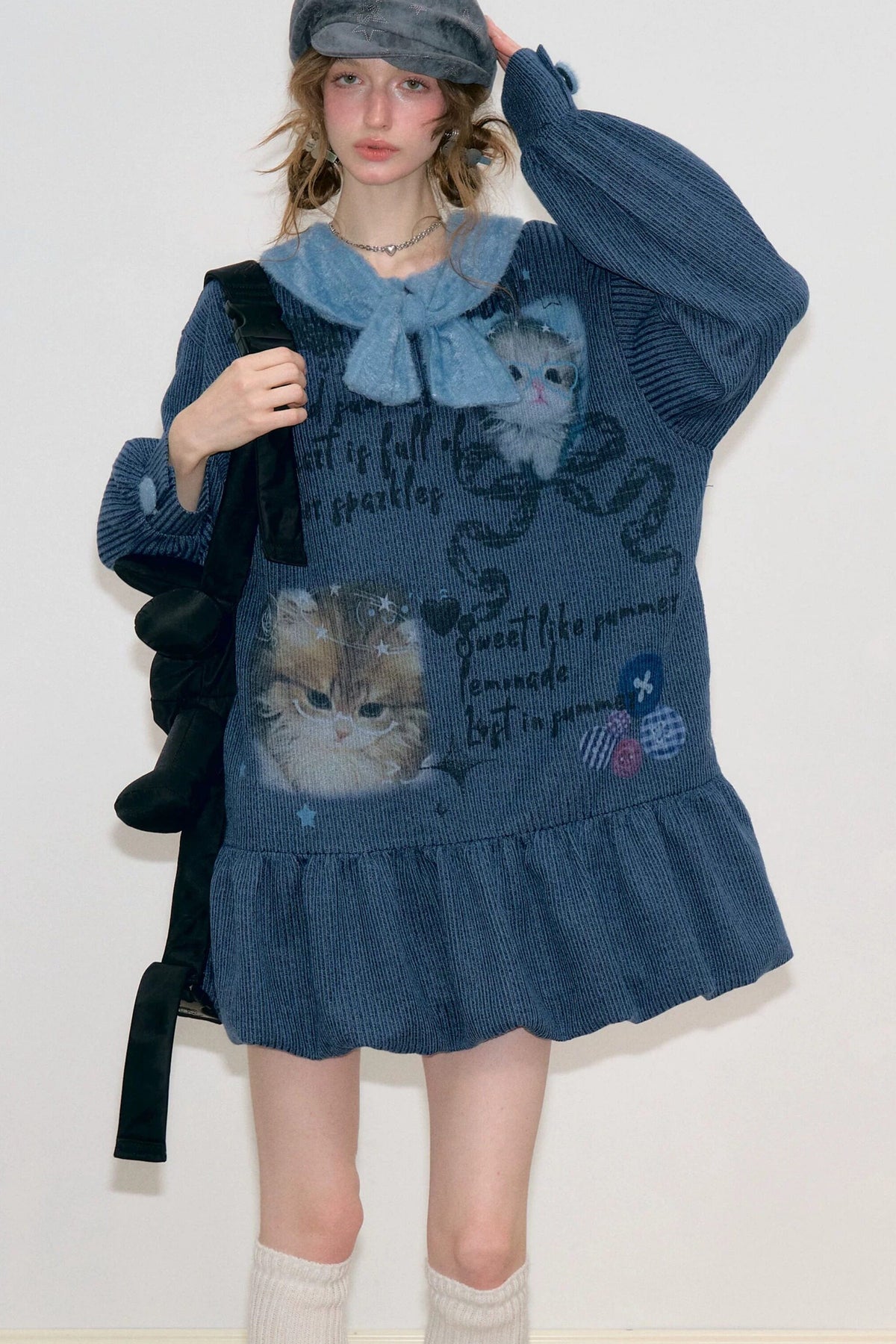 Abito in maglia blu navy con collo a fiocco e stampa gatti