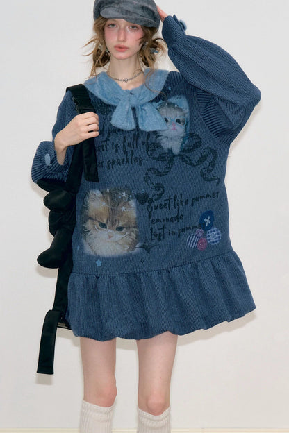 Abito in maglia blu navy con collo a fiocco e stampa gatti