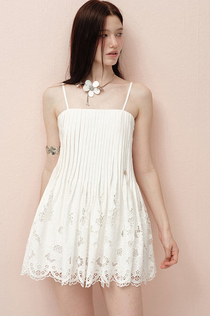 Weißes plissiertes Spitzenkleid