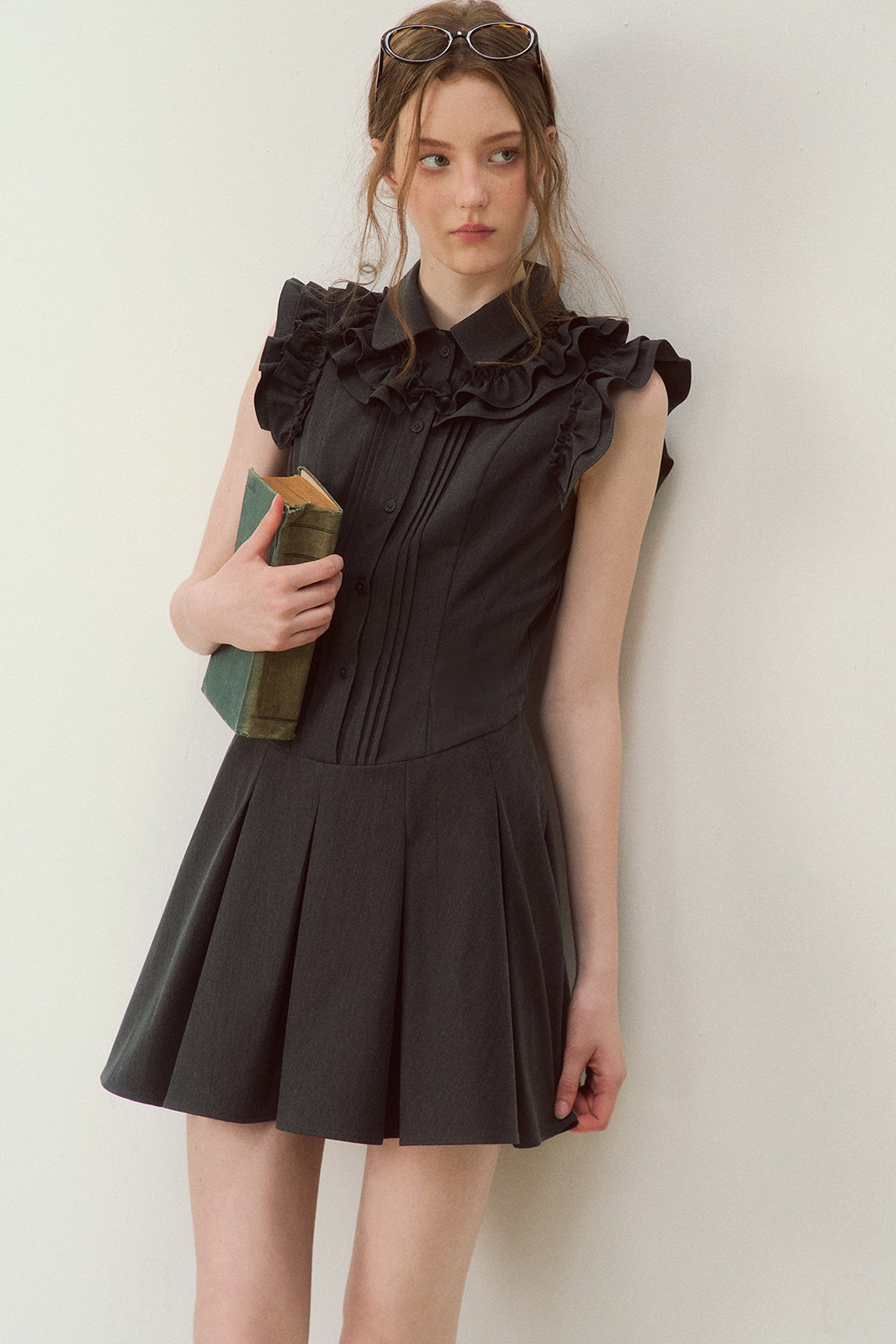 Robe rétro gris foncé à col à volants