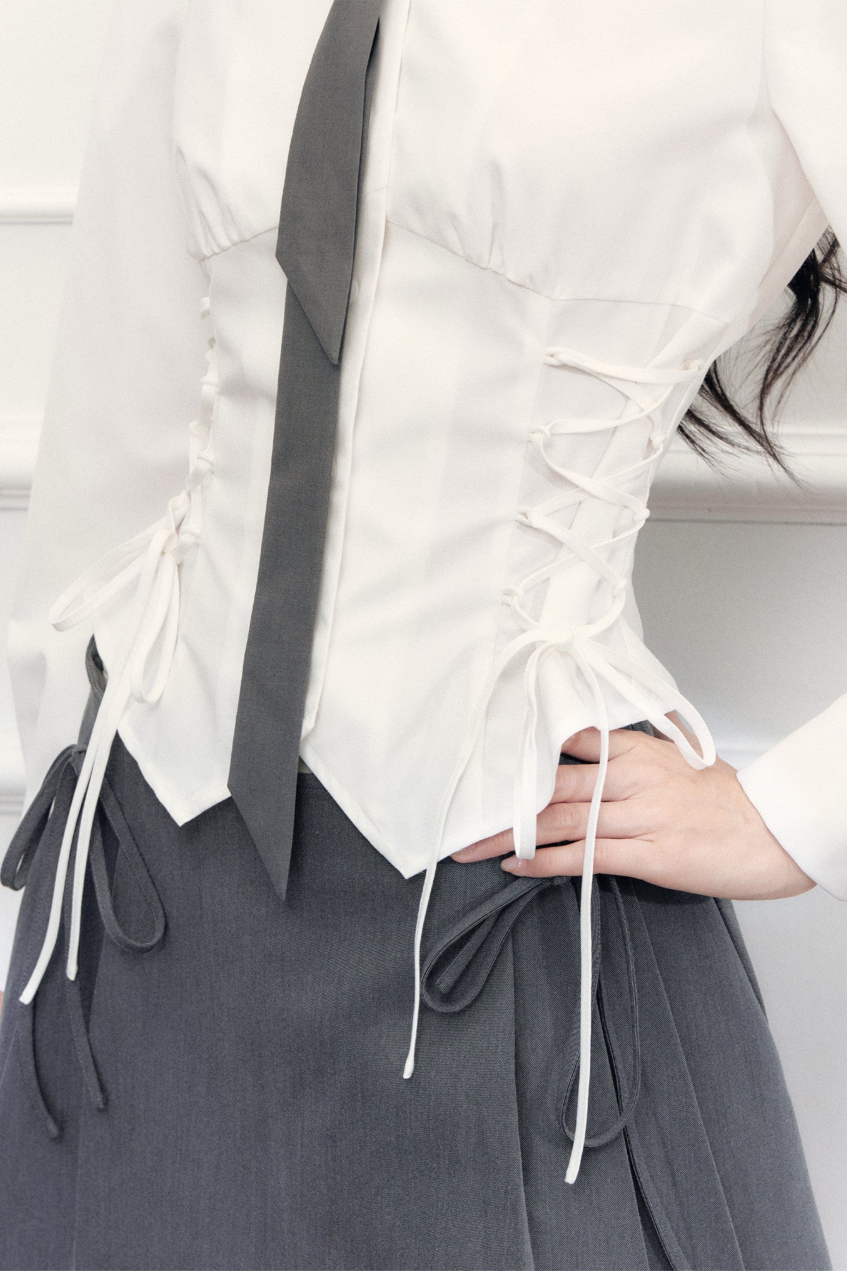 Ensemble blouse à nœud coulissant et jupe