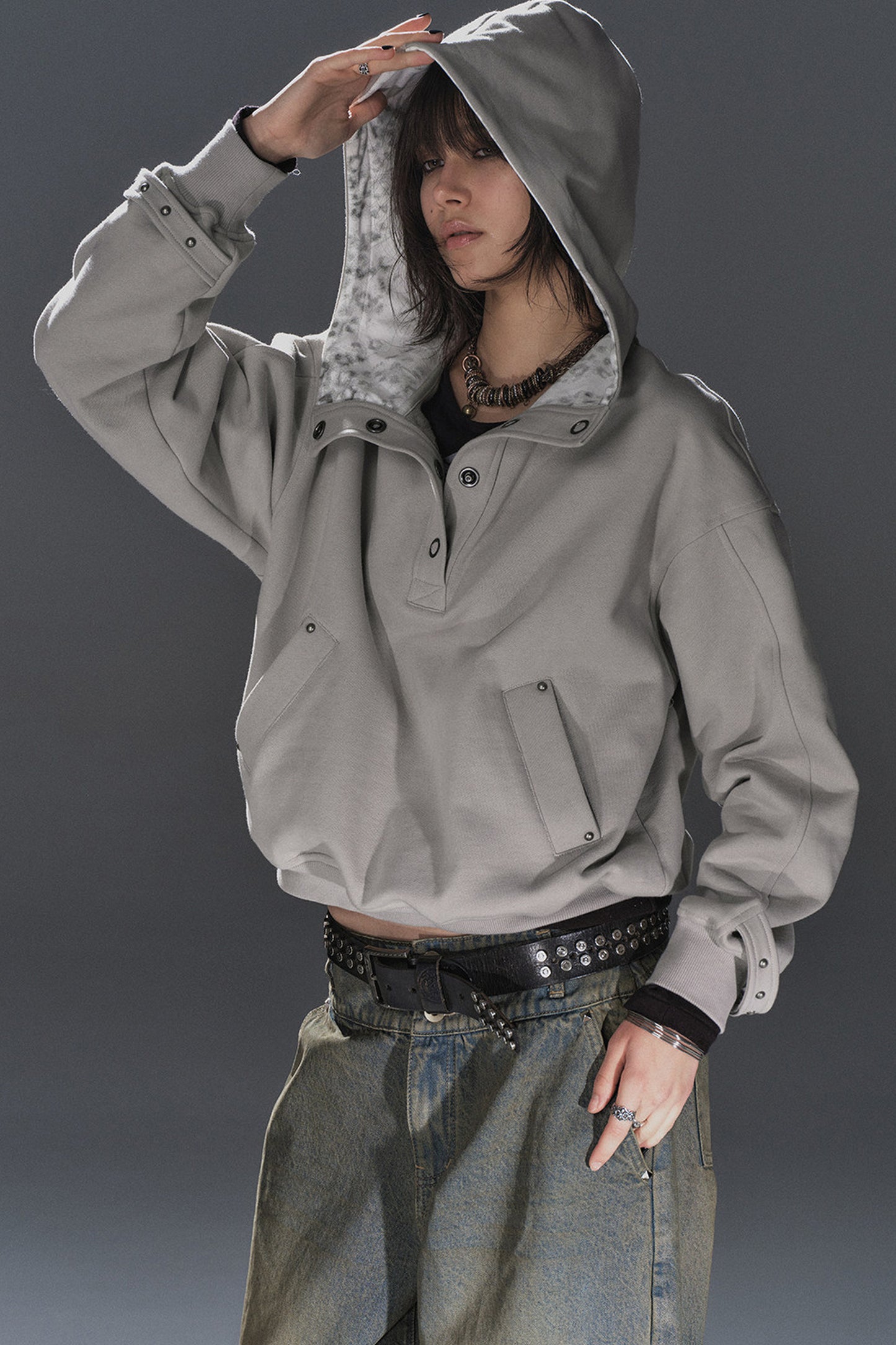 Sweatshirt à capuche imprimé léopard à demi-patte de boutonnage cloutée