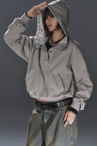 Sweatshirt à capuche imprimé léopard à demi-patte de boutonnage cloutée
