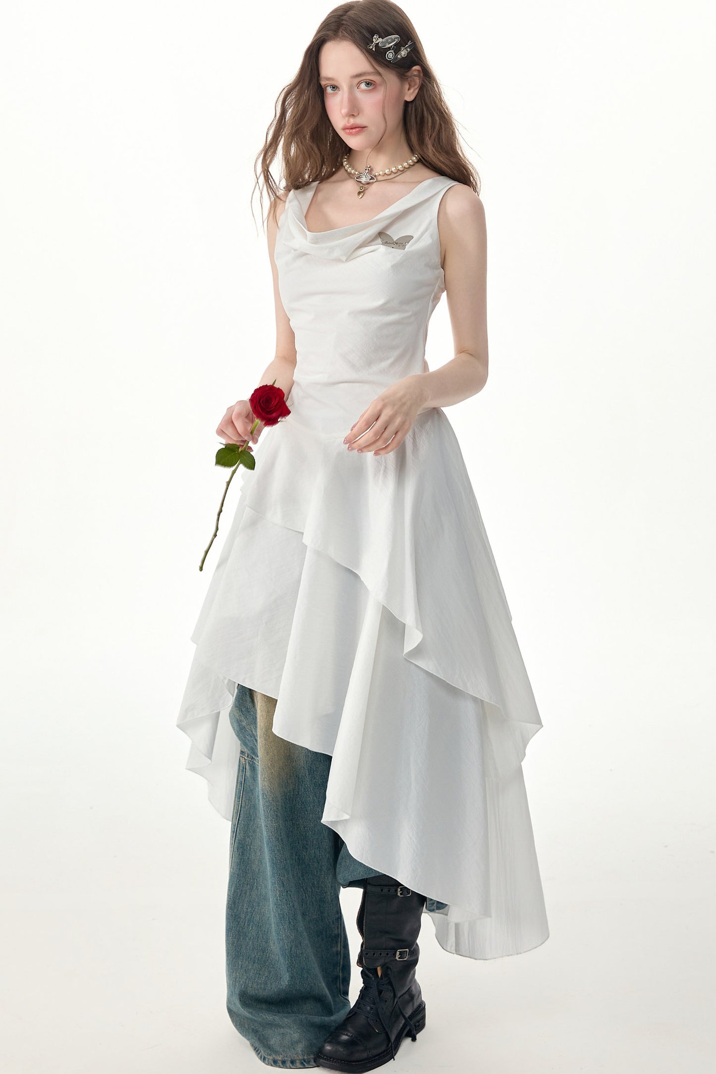 Weißes ärmelloses Kleid mit unregelmäßigem Saum
