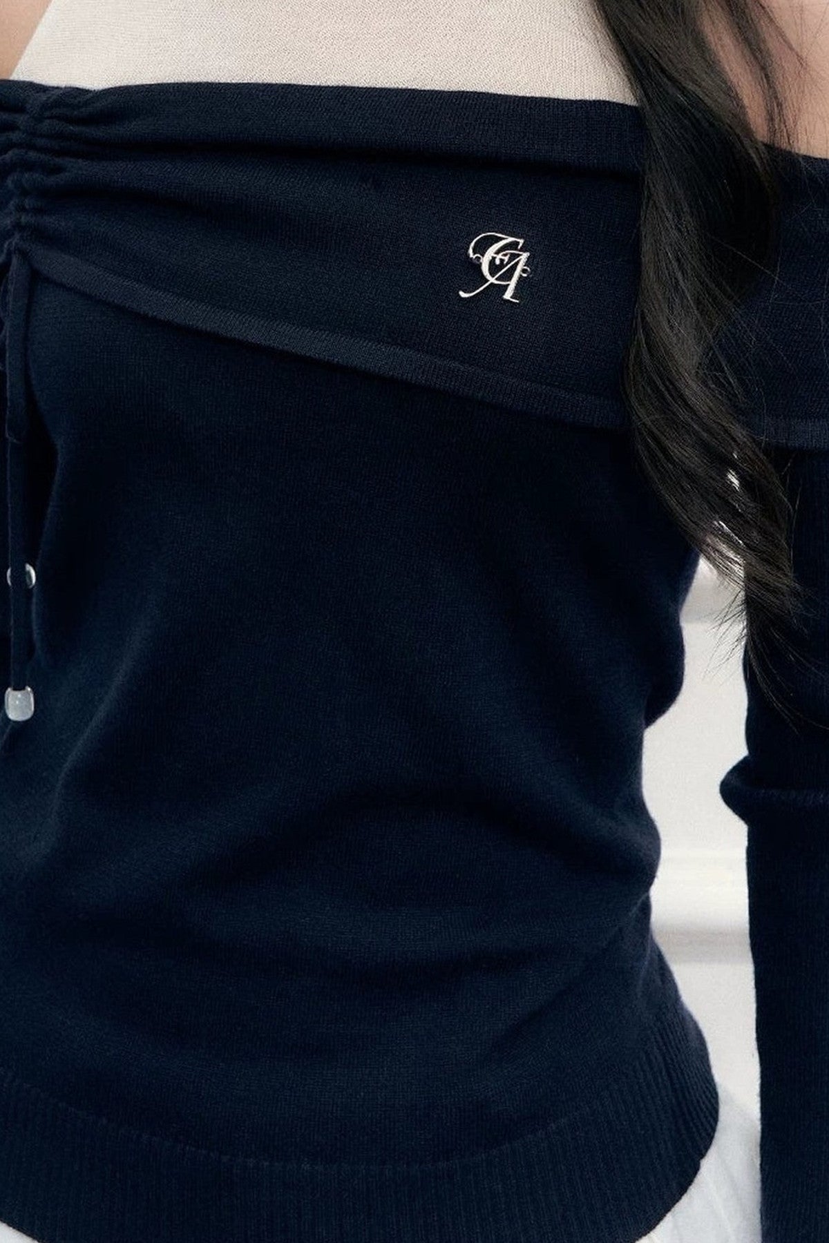 Schulterfreies Strickoberteil mit Stehkragen