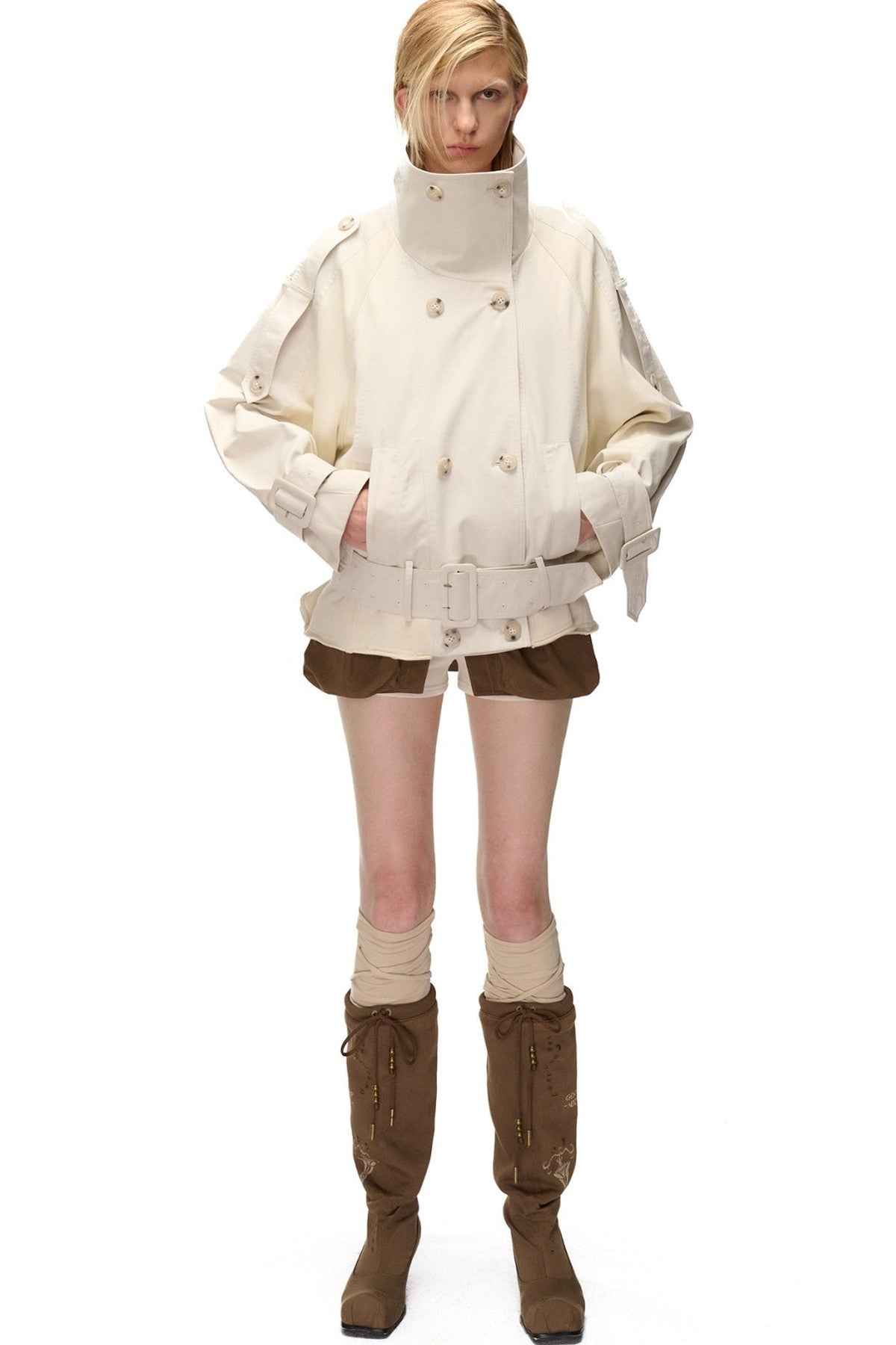 Kurzer Trenchcoat im Patchwork-Stil