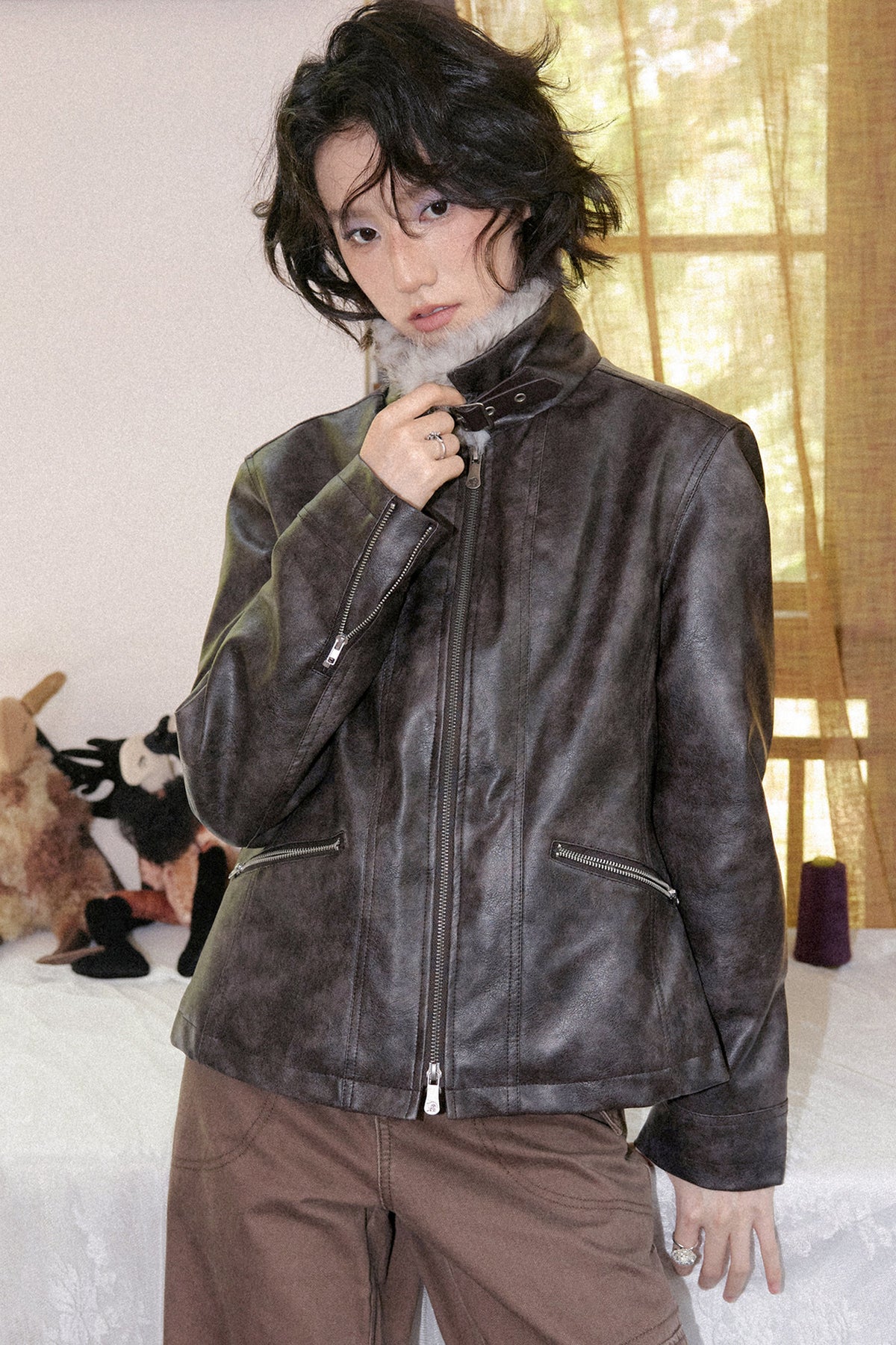 Jacke aus Kunstleder mit Used-Patchwork und Pelzkragen
