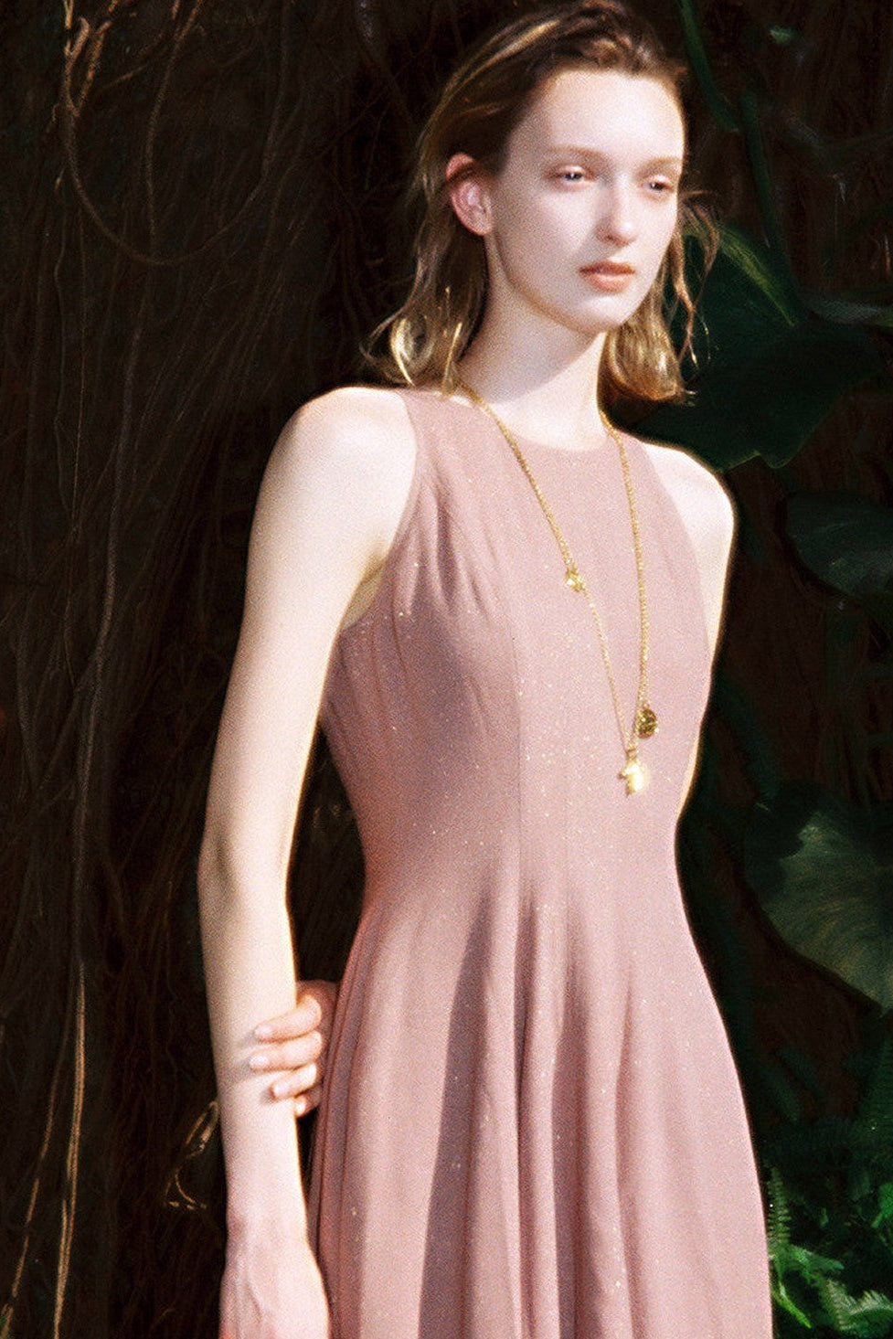 Kleid aus Goldseide und Leinen