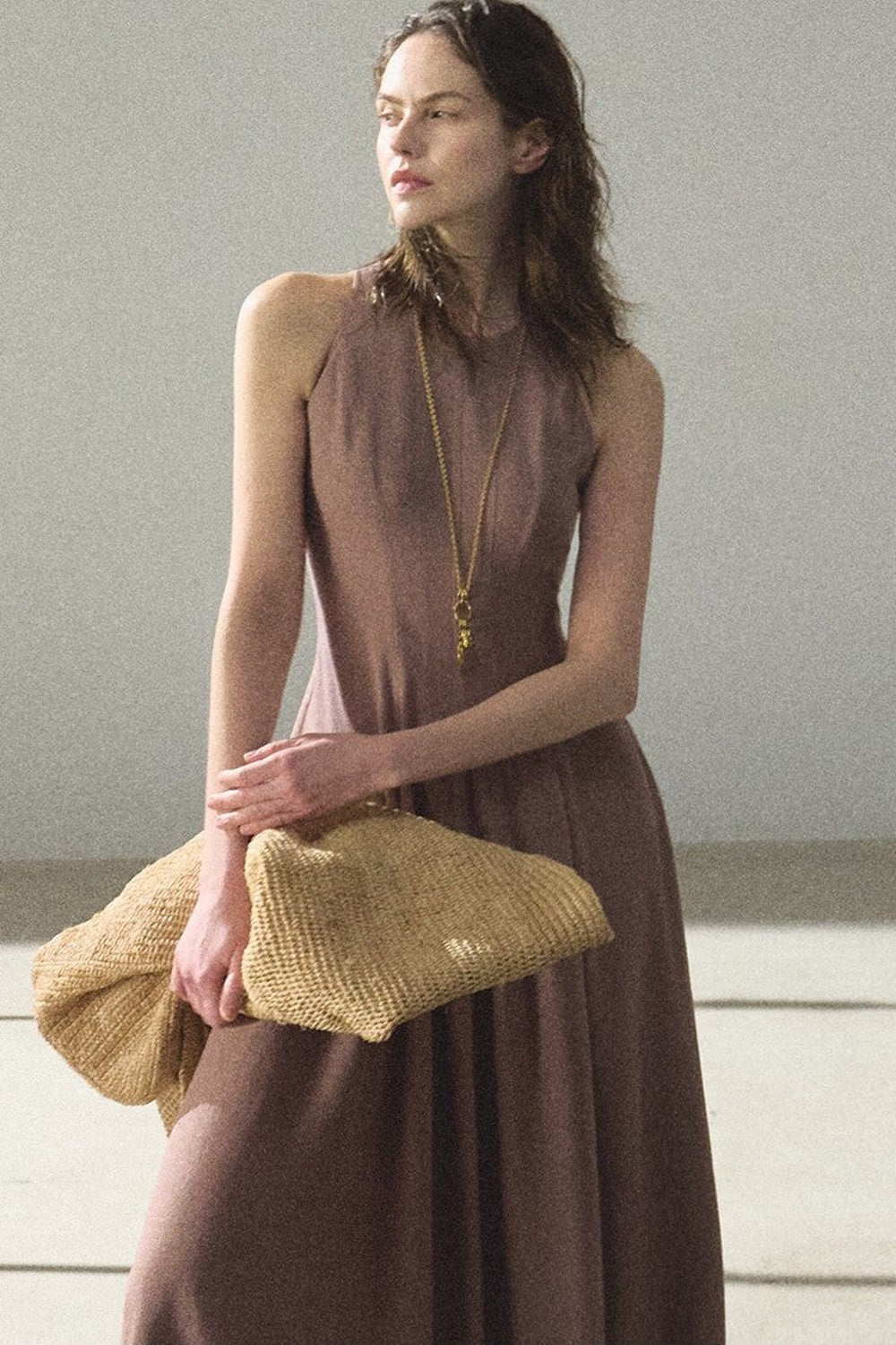 Kleid aus Goldseide und Leinen