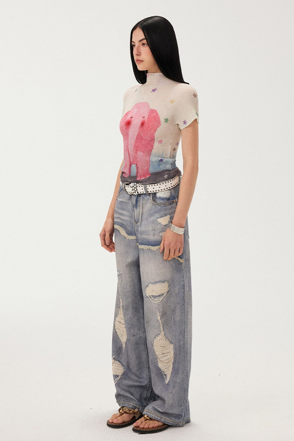 Jeans a gamba larga con stampa effetto strappato e look a strati