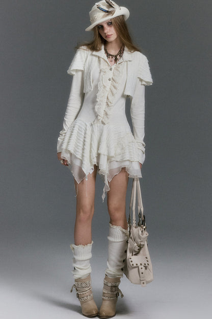 Kleid aus weichem Strick mit Spitzenrüschen und asymmetrischem Capelet