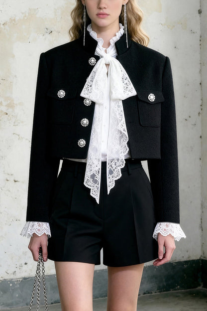 Set aus langärmliger Jacke mit Diamantverzierungen und Spitze sowie Shorts
