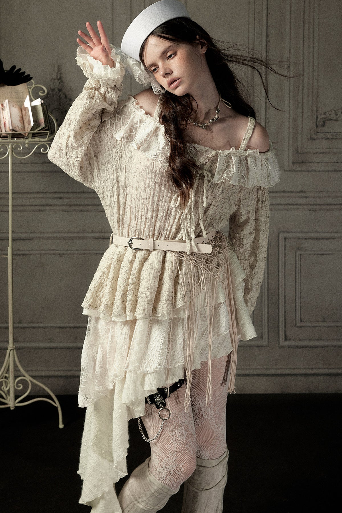 Beige One-Shoulder Lace Trailing Dress