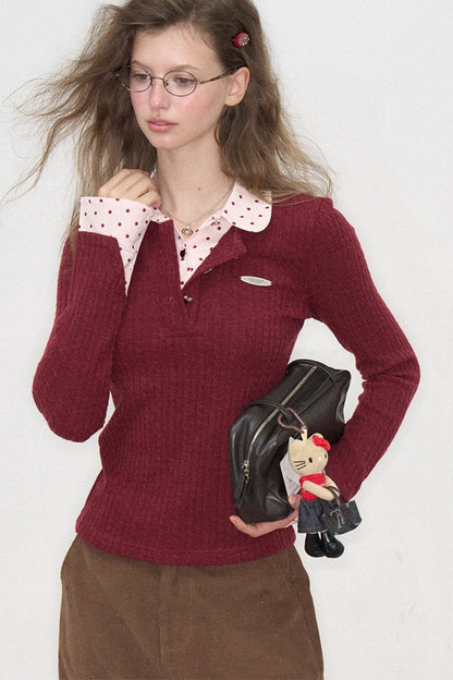Pull en maille rouge vin à pois multicolores, effet superposé