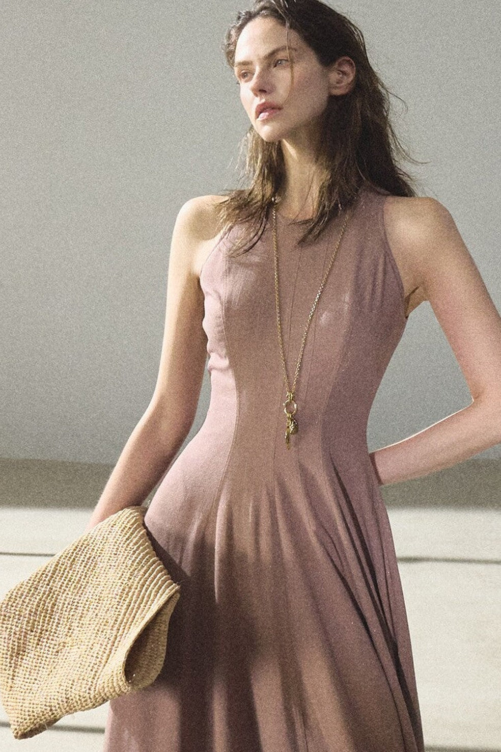Kleid aus Goldseide und Leinen