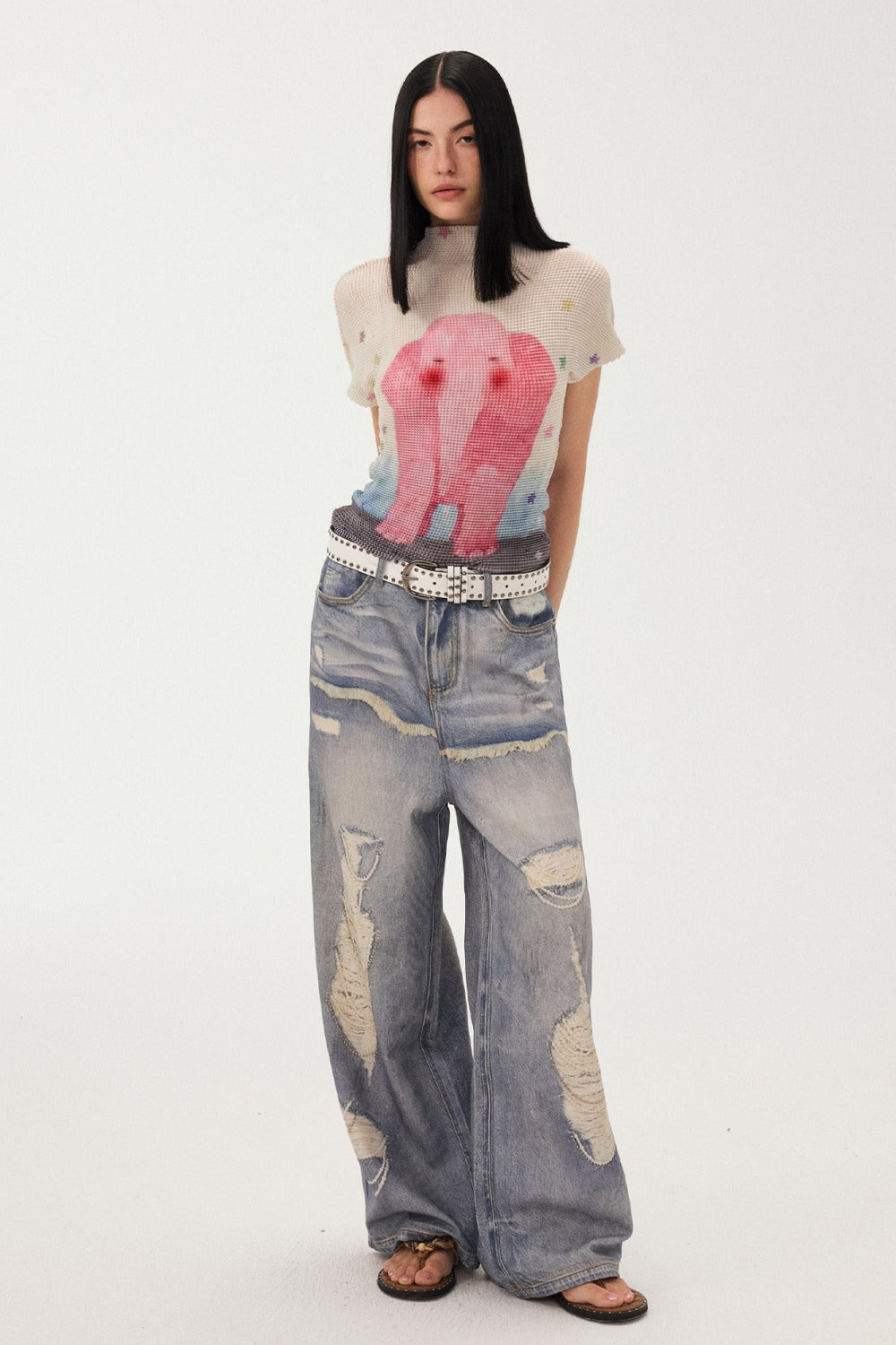 Jeans a gamba larga con stampa effetto strappato e look a strati